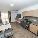 Charming With Country View 2br - By Hostmt アパート