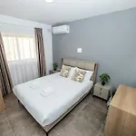 Charming With Country View 2br - By Hostmt アパート セント・ポールズ・ベイ