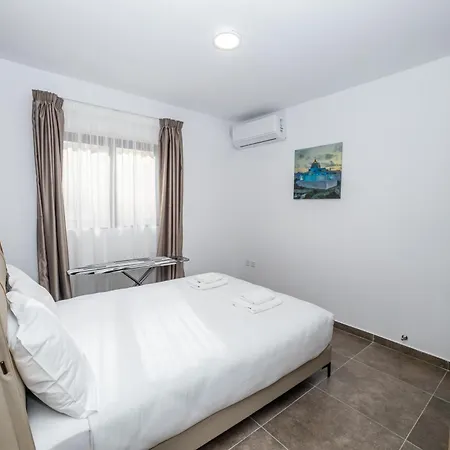 شقة Charming With Country View 2br - By Hostmt *