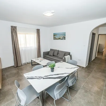 شقة Charming With Country View 2br - By Hostmt *