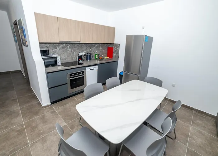 Charming With Country View 2br - By Hostmt