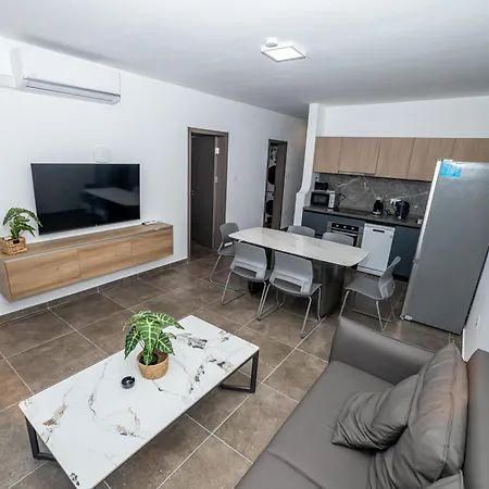 Charming Corner With Country View 2br *