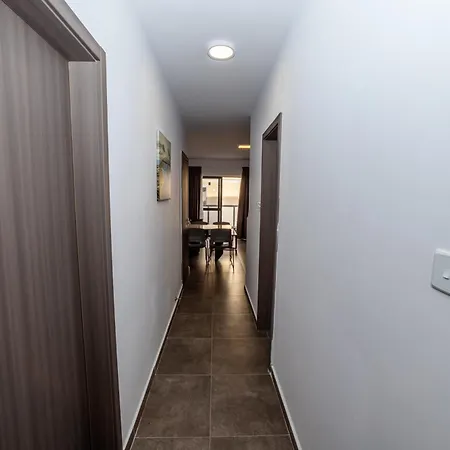 Charming Corner With Country View 2br *